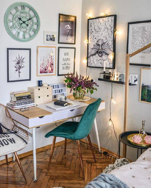 Милые рабочие уголки это не только про стол и стул, а про настроение, в котором ты открываешь ноутбук. Чашка кофе, маленькая лампа, пара любимых де... - изображение 1 - про, telegram, view