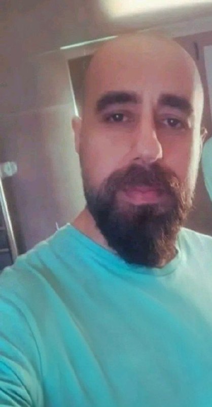 اخبار سوریه به فارسی 𓂆: 📸 ترور جوانی در حمص؛ ناامنی همچنان ادامه دارد🔹 در حمص، محله کرم‌اللوز، جوانی به نام نادر طنوس هنگام بازگشت از کار به خان