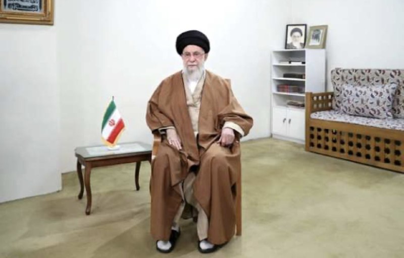طنز سیاسی سوپاپ اطمینان: شماها یادتون نمیادولی یه آخوندی بود به نام *رهبر*!طرف حتی تو پیامهای نوروزیش عمداً سفره هفت سین نمیچید.حالا الان تخم و