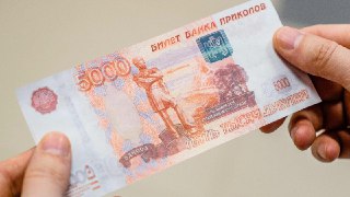 Останемся без банков приколовЦБ РФ предложил запретить изготовление и продажу билетов «банка приколов» и других сувениров, похожих на российские банкноты и монеты. Причина — аферисты используют их для обмана пенсионеров.Сейчас предложение ЦБ  рассматривают