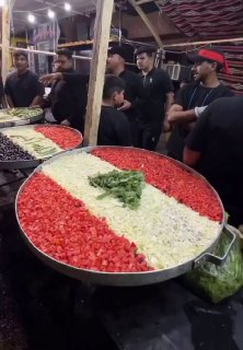 עיצוב דגלי לבנון, עיראק ואיראן באמצעות עגבניות, מלפפונים וכו' בתהלוכות עיראק
