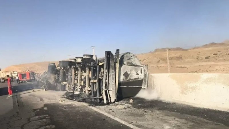 عصر ایران: واژگونی تریلی حامل سوخت در محور آرینشهر ـ قاین؛ جاده مسدود شد🔹یک دستگاه تریلی حامل سوخت عصر امروز در محور آرینشهر ـ قا