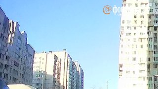 Полуторагодовалый ребёнок выпал из окна 10-го этажа в Петербурге и остался жив. Его спасли очевидцы, растянув пальто.Мальчик выпал из окна, когда его мать ненадолго вышла из квартиры, о чём предупредила старшего сына. Вскоре юноша услышал крики с улицы и, 