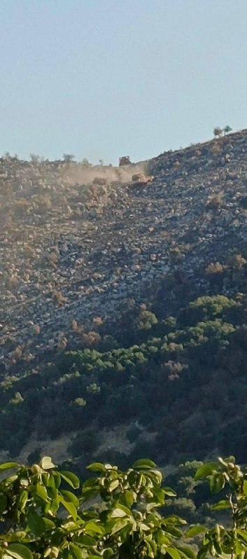 כלי רכב ישראלים נעים בכפר שובא, אזור אל-שומאיס, מצפון לעיירה