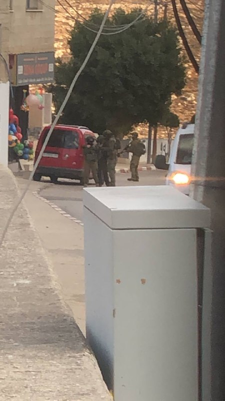 כוחות ישראל מסתערים על העיירה סינג'יל, מצפון לרמאללה, ויורים פצצות קול.