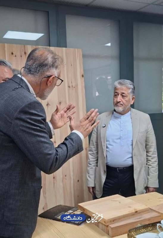 روزنامه فرهیختگان: 📸 گفتگوی رئیس دانشگاه آزاد با فناوران سرای نوآوری تولیدات کشاورزی فرآورده های ارگانیک و سرای نوآوری فناوری مواد دانشگاه