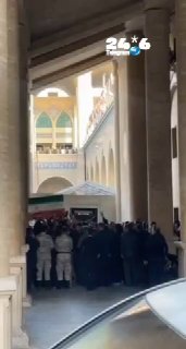 לקראת ההלוויה: ארון הקבורה של חמינאי הועבר למסגד האימאם ח'ומייני