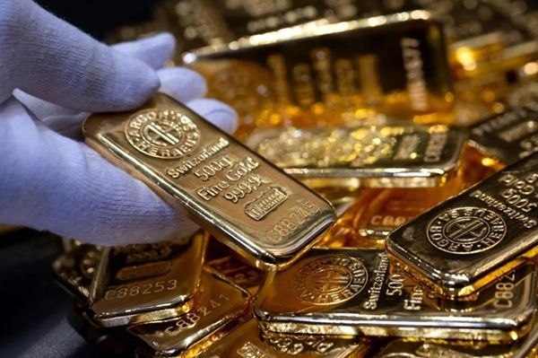 پایگاه خبری معدن نامه: سقوط ۲۲ دلاری قیمت طلا؛ اونس جهانی چند دلار شد؟اونس جهانی طلا با توجه به احتمال افزایش نرخ بهره آمریکا با کاهش ۰.۵ درصدی