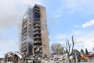 В Краматорске (находится под контролем Украины) Донецкой области авиабомбы попали в многоэтажный дом, ранены 22 человека, сообщают местные власти.