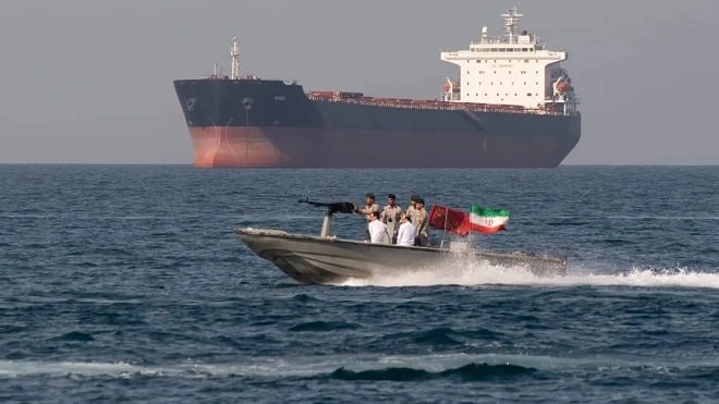 Iranjib | ایران جیب: 🛳 توقیف نفتکش اماراتی در تنگه هرمز توسط ایران داده‌های ناوبری دریایی از توقف یک نفتکش متعلق به یک شرکت اماراتی هنگام عبو