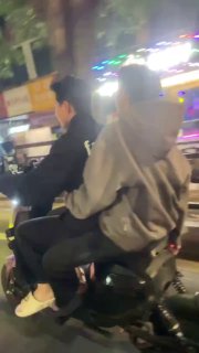 11月25日，广东，两名小伙当街用电击器电击一名路过的黑人，另外两人骑车在旁拍摄，四人后骑车逃离现场。查看原文