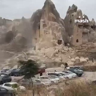 Два человека погибли после обрушения скалы в турецкой Каппадокии — ещё один пострадал. Под завалами могут оставаться люди. Оползень произошёл из-за сильных дождей. Камни завалили территорию рядом с входом в музей под открытым небом Гёреме — популярное тури