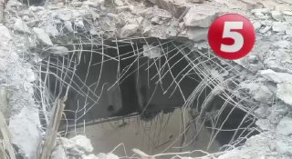 צילומים נוספים של חור גדול בגשר הדרומי כתוצאה מפגיעת לילה של ארבעה טילים בליסטיים. עד כה, שלטונות קייב לא ה…