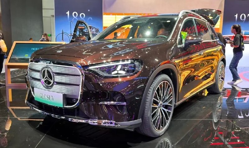 Mercedes показал удлиненный GLC на электротяге