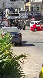 היבט נוסף של מיקום כלי רכב של צבא הכיבוש מול הכניסה למחנה בלאטה, מזרחית לשכם.