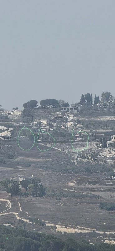 🚨📷 3 כלי רכב צבאיים ישראלים מתקדמים מהעיירה חדדה לכיוון פאתי העיירה חריס
