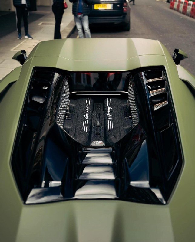 Lamborghini Revuelto 4
