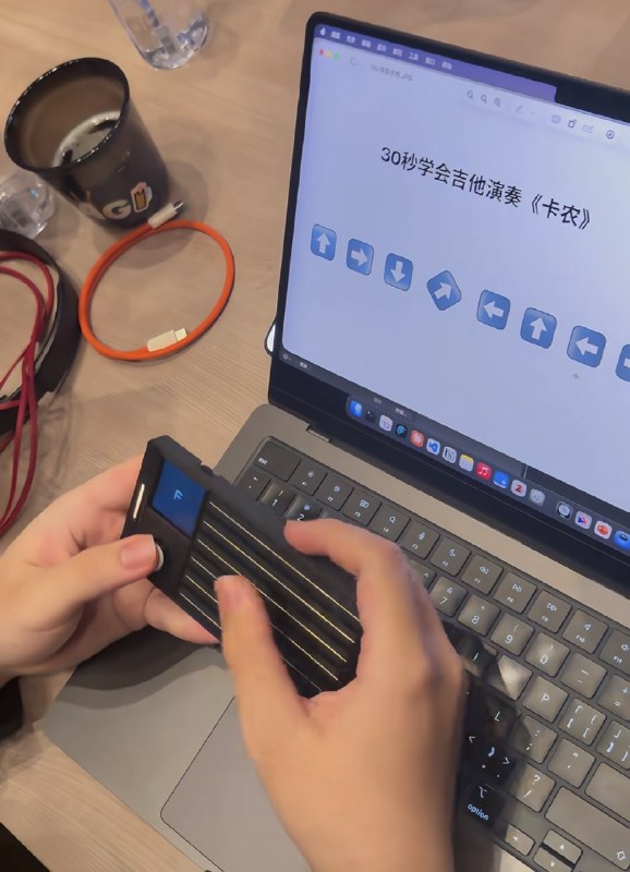 一直在关注的小红书黑客松出结果了，果不其然，这是00后登上时代舞台的一次明确信号，62%的参赛选手在25岁以下，拿到其中一个特别单元奖项的团队，平均年龄甚至不到14岁⋯⋯Kristin Hannah当年是这么写的：「当时的他们太年轻，以至于不知道自己很年轻，世界对他们敞开，梦想像雏菊一样随手即可摘取