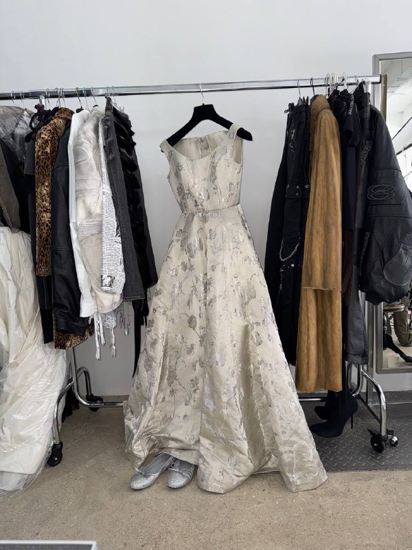 Сегодня была съемка мечты с самой крутой личной коллекцией Balenciaga от Демны. Когда не только работа, но и сами клиенты безумно вдохновляют! ✨ Смотрите наш шикарный кутюрный бэкстэйджСегодня была съемка мечты с самой крутой личной коллекцией Balenciaga от Демны. Когда не только работа, но и сами клиенты безумно вдохновляют! ✨ Смотрите наш шикарный кутюрный бэкстэйдж