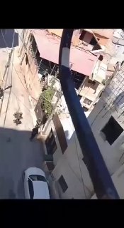 וידאו: כוחות הכיבוש ממשיכים להסתער על מחנה קלנדיה, מצפון לירושלים, פושטים על מספר בתים ומתעללים באזרחים.