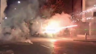 התנגשות בין כוחות הביטחון האלבניים למפגינים בטירנה מפגינים זורקים בקבוקי תבערה לעבר השוטרים. החדשות שלנו.הוא