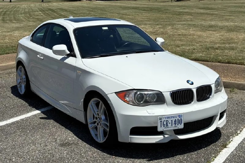 Настоящий динозавр, которого почти не осталось — 2011 BMW 135i M Sport на механи