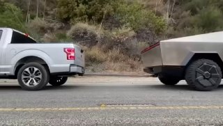 Перетягивание каната — Tesla Cybertruck против дизельного Chevrolet Silverado На