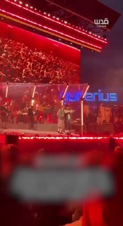 צמד הראפ הנורבגי המפורסם קארבי מניף את דגל פלסטין לעיני אלפי משתתפים במהלך הקונצרט האחרון שלו