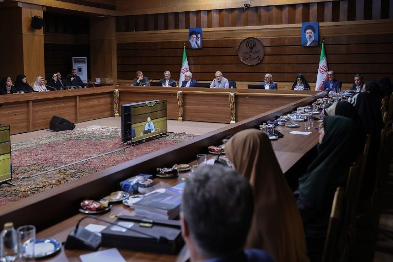 خبرگزاری صداوسیما: 🔺پزشکیان: برای رفع نیازهای جامعه فراتر از دیدگاه‌های سیاسی عمل می‌کنیمرئیس‌جمهور در دیدار خانواده شهدای دولت در ادوار مخ
