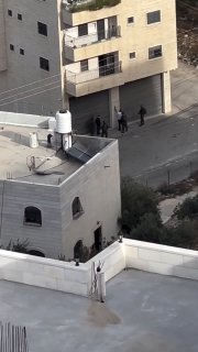 סצנות חדשות: כוחות ישראל ממשיכים לפתוח במסע מעצרים, תקיפות ועינויים באזורי העיר חברון.