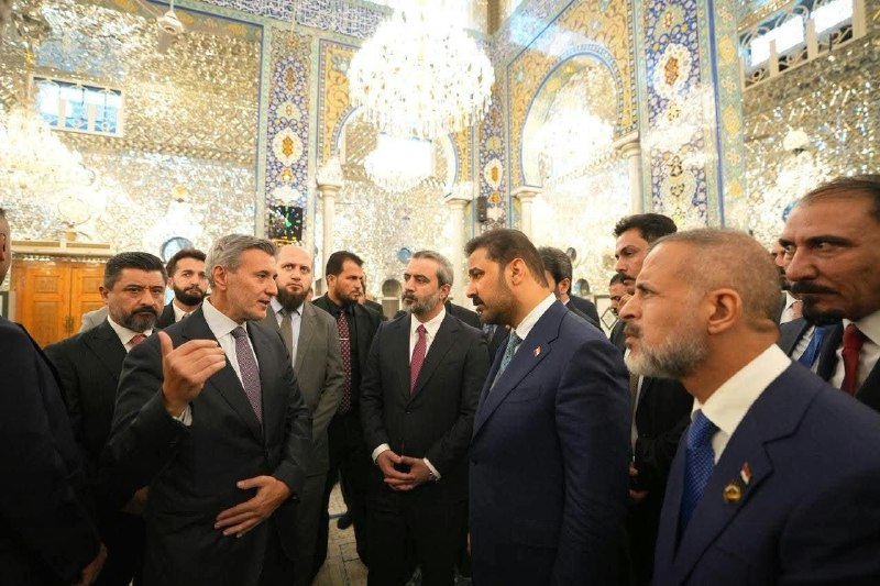 שר החוץ הסורי אסאעד א-שעיבאני מבקר בבית המקדש השיעי (המקדש של סיידא זינב) בדמשק, מלווה בראש ממשלת עיראק עלי…