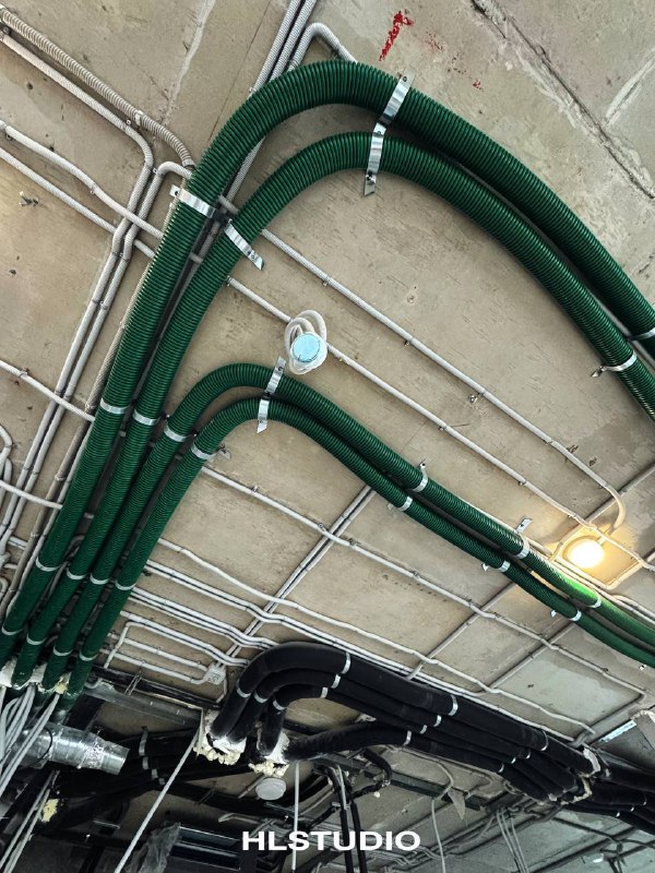 HLSTUDIO Объект в white box Провели демонтаж на объекте Проверили стяжку датчиком влажности, выявили трещины и завалы Рассчитали необходимый объём ... - изображение 2 - объект, hlstudio, hl_project_simfony64