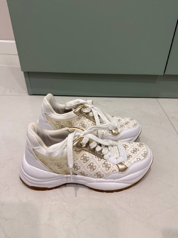 Продам кроссовки Guess 39 размер, состояние хорошее — фото 1