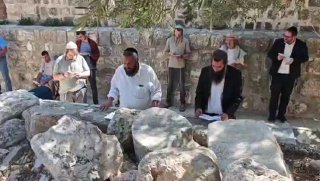 Israeli police escort settlers through Palestinian town