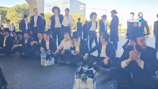 🇮🇱 כביש 4 חסום בשל הפגנת חרדים קיצונים במחאה על מעצרי עריקים.