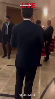 נברוטסקי בבניין בית המשפט לחוקה מסביר לפולשים שהם השופטים שלו. "אתם מתכוונים למאמר לא מוגדר בחוקה של הרפובל…
