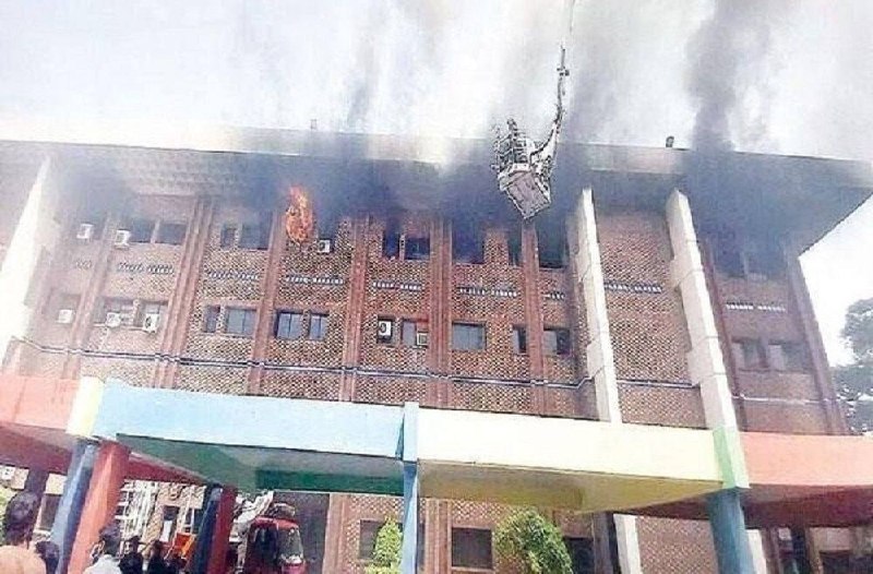 ‌‌‌اخبار ایران ✔: 🚨آتش سوزی در بیمارستان در پایتخت پاکستان جان ۱۵ نوزاد را گرفت🔹حادثه آتش سوزی صبح امروز (چهارشنبه) بر اثر انفجار مخزن گاز
