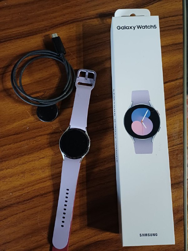 Описание: galaxy watch 5 полностью рабочие, без дефектов, на экране защитное стекло. акб держит 2 су... - фотография - 1