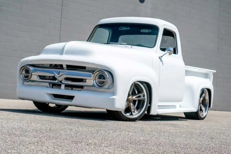 Pedal | پدال: بازسازی خیرهکننده فورد F-100 مدل ۱۹۵۵ با موتور قدرتمند V8پیکاپ فورد F-100 (Ford F-100) مدل ۱۹۵۵ بازسازیشده، تلفیقی از