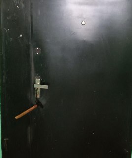 Два человека задержаны за то, что повесили молотки со следами жидкости бурого цвета на дверях квартир четырёх руководителей Роскомнадзора — злоумышленники были завербованы украинцами и провели эту акцию по заданию кураторов. Одному из них нет 18 лет. Перед