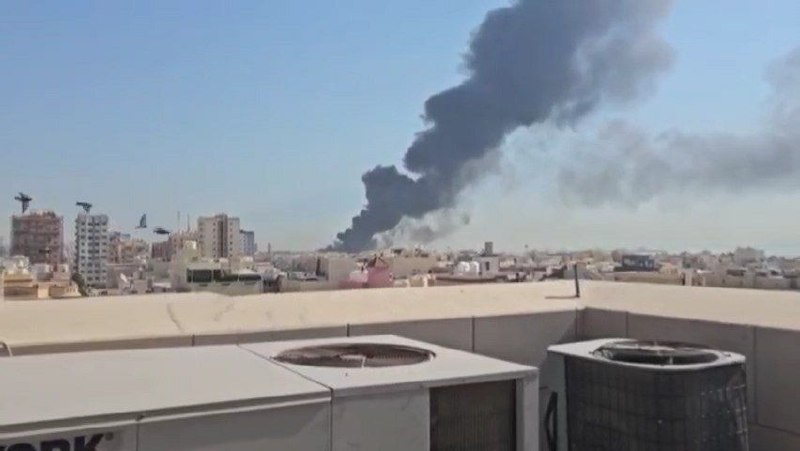 — 🇰🇼/🇮🇷/🇺🇸 תמרות עשן ממשיכות לעלות מאחד האתרים האמריקאים הממוקדים בכווית