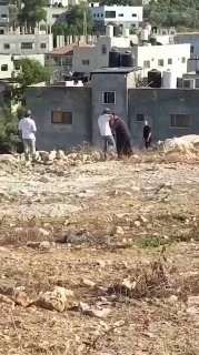 פלסטיני מגן על ביתו לאחר שמתנחלים הסתערו על סביבתו בעיירה ארבה, דרומית מערבית לג'נין.