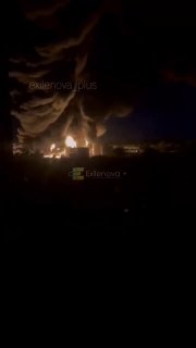В Ростовской области в результате атаки беспилотников в городе Гуково один человек погиб и пострадали двое сотрудников грузовой станции вокзала, поврежден тепловоз, произошло возгорание двух коммерческих объектов, сообщает губернатор.В Гуково горит нефтеба
