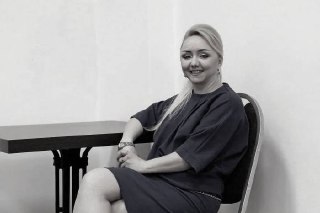 Звезда КВН Елена Рыбалко из команды "Утомлённые солнцем" погибла в Адлере — её сбила машина.53-летняя артистка перебегала трассу в неположенном месте. На скорости в неё врезалась Toyota — Рыбалко скончалась на месте.Елена в составе "Утомлённые солнцем" выс