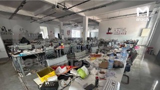 Скам-центр с фальшивым полицейским участком и подпольной операционной накрыли в Камбодже — с мая по стране задержали около 20 тысяч человек, среди них десятки россиян.Комплекс в городе Оу Смач занимает около 80 га и включает больше 150 зданий. В одном из н