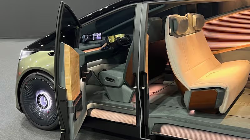 Lexus показал футуристичный минивэн LS Concept 5