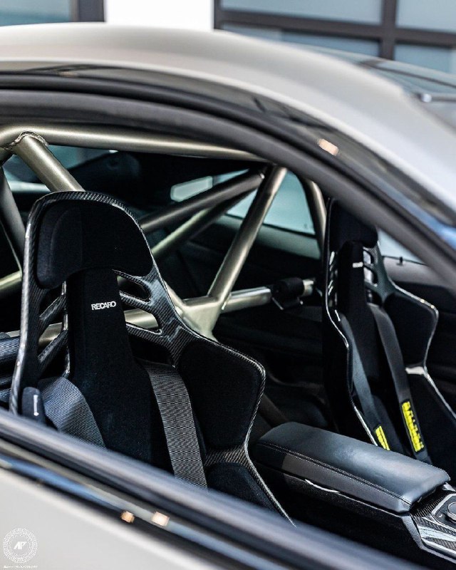 BMW G82 M4 с большим количеством карбоновых деталей, колесными дисками из 3 частей и механической ко 7