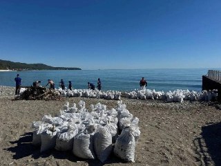 В Туапсе собрали 4165 кубометров загрязненного нефтепродуктами грунта и водомазутной смеси, сообщили в оперштабе Краснодарского края. ___________________📱 Туапсе: экокатастрофа на побережье Черного моря | Дождь из нефти, спасение животных и пожар