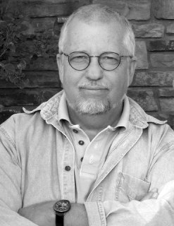 Умер американский писатель-фантаст Дэн Симмонс — автор тетралогии «Песни Гипериона» и романа «Террор». Причиной смерти стал инсульт, сообщает Newsweek.Симмонсу было 77 лет.