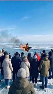 Чучело в образе певца Shaman сожгли на Байкале, видео и фото опубликовал иркутский активист Денис Букалов:«Для коренных народов и для многих местных жителей Байкал — сакральное место. Не локация для хайпа, не фон для „контента“, не декорация для эпатажа. Б